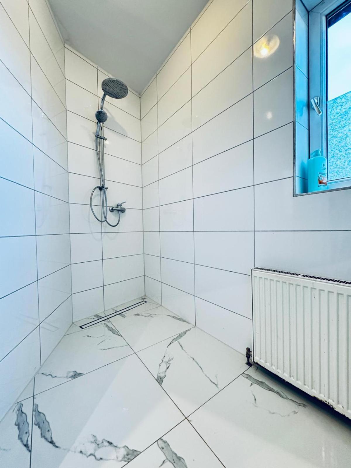 Apartmán Spacious 3br Shared Near Kaufpark Alterlaa *
